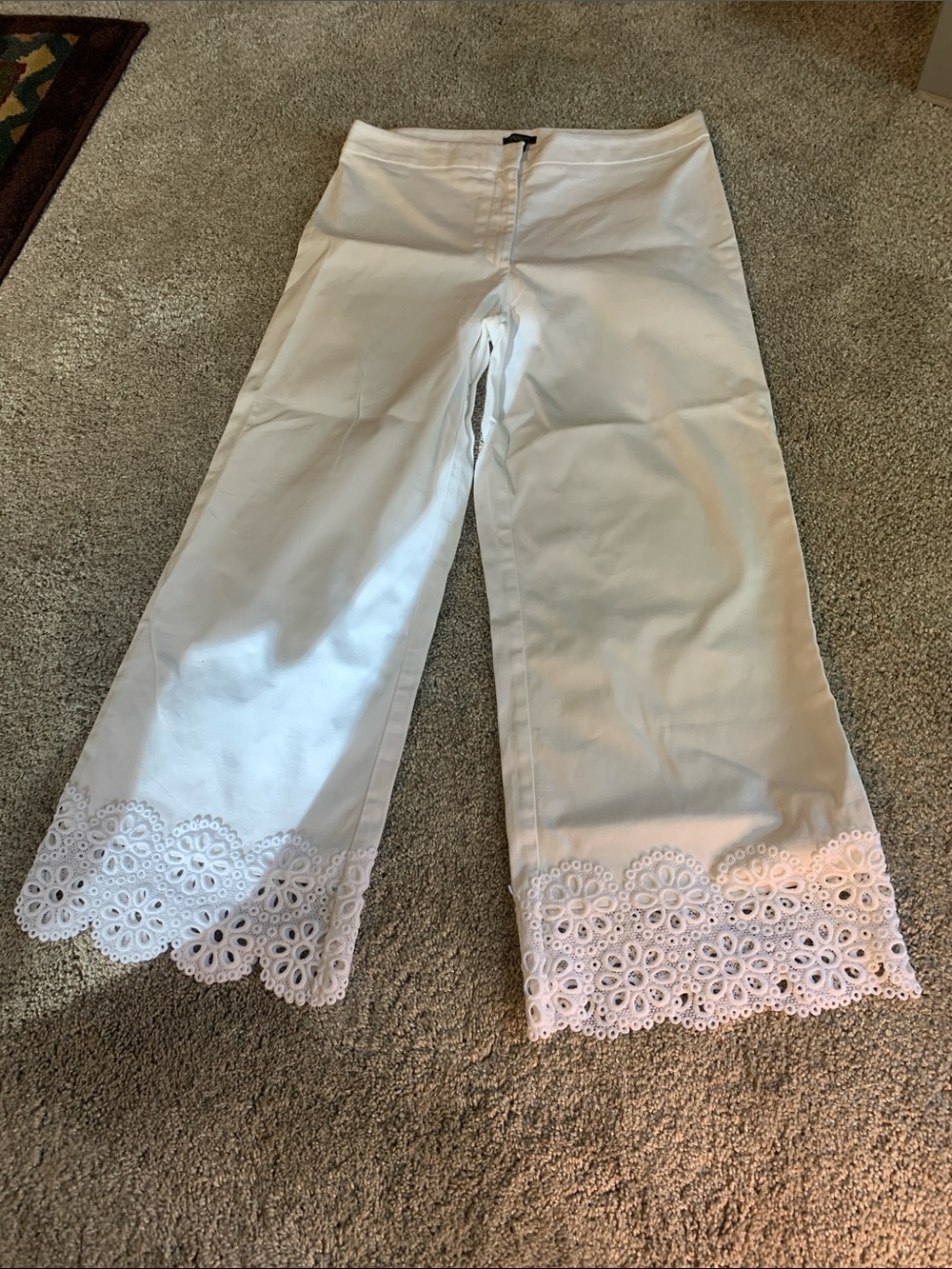 Ann Taylor White Eyelet Hem Wide-Leg Crop Pants Size 6 Like NEW All occasions